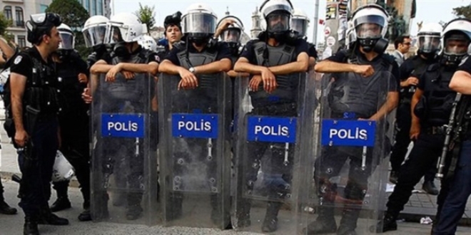 MEB'e yürümek isteyen gruba polis müdahalesi