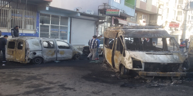 PKK'lı teröristler Bağlar'da araçları durdurup ateşe verdi