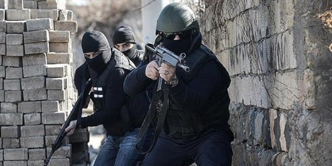 Diyarbakır'da teröristler roketatarlarla halkın arasına girdi