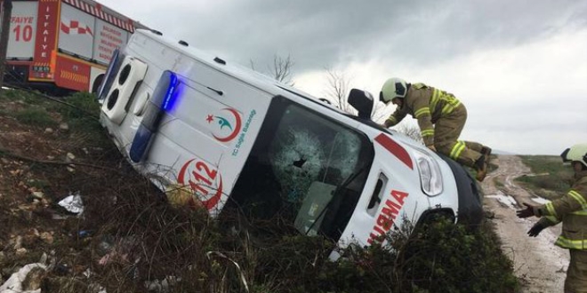 Balıkesir'de ambulans şarampole devrildi: 5 yaralı