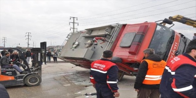 İnegöl'de itfaiye aracı devrildi: 3 yaralı