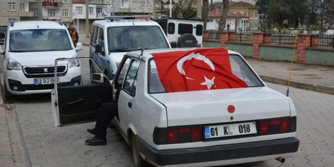 Dur ihtarına uymayan ehliyetsiz sürücü polise çarptı