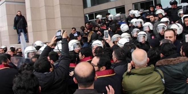 İstanbul Adalet Sarayı önünde avukatlara müdahale