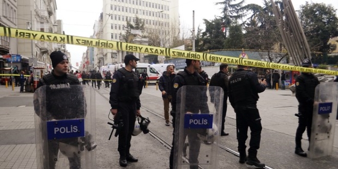 Taksim'de '2. canl bomba benim' diye bard, gzaltna alnd