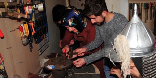 Üniversite öğrencileri zırh yapmayı öğreniyor