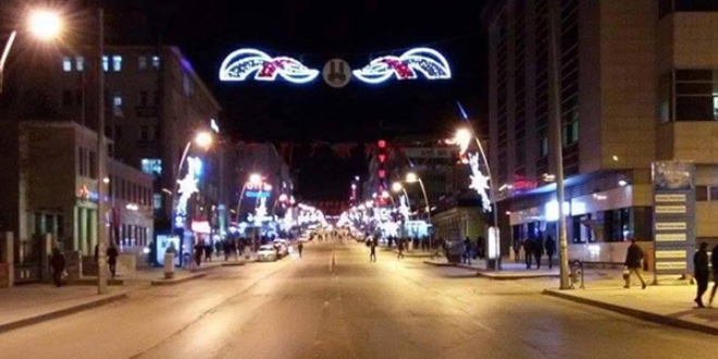 Erzurum'da bir cadde güvenlik için ulaşıma kapatıldı