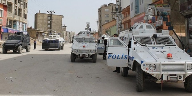 Yüksekova'da emniyet müdürlüğü ve öğretmenevine saldırı