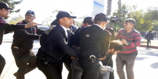 Üniversitede, izinsiz gösteri yapan 4 öğrenci gözaltına alındı