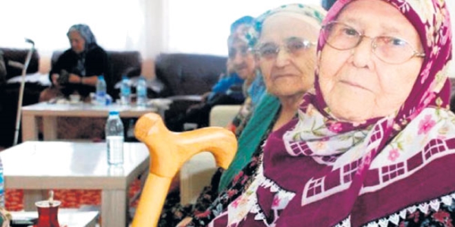 Binlerce yaşlı huzurevi sırasında