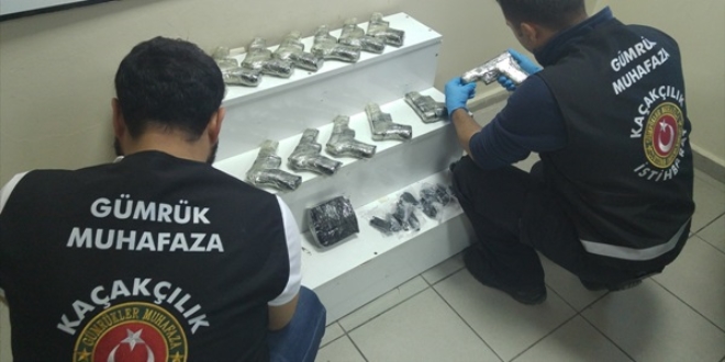 Habur'da 15 adet tabanca ele geçirildi