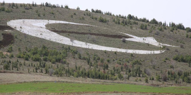 Yozgat'ta kalsit taşıyla dev ay yıldız yapıldı