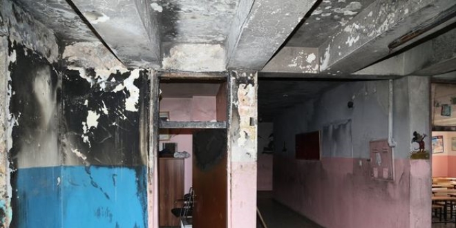 Batma'da teröristler okula el yapımı patlayıcı attı
