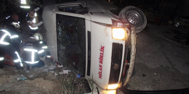 Mula'da yolcu minibs devrildi: 14 yaral
