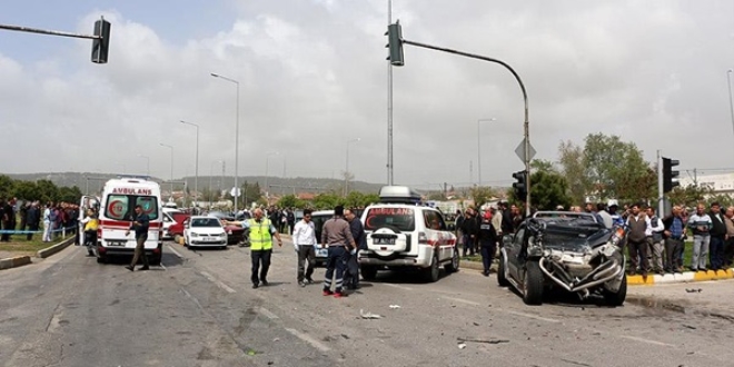 Freni patlayan kamyon ışıktaki araçlara çarptı: 8 yaralı