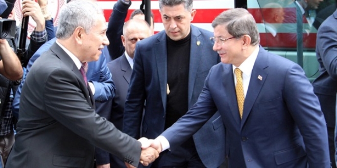 Başbakan Davutoğlu cuma namazını Bülent Arınç'la kıldı