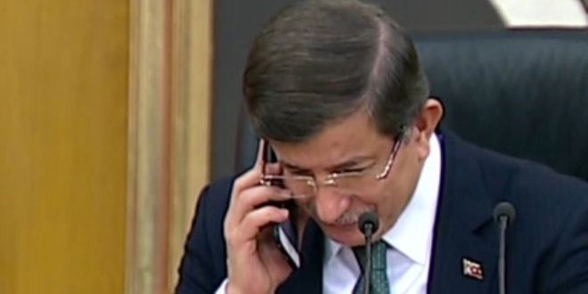 Davutoğlu'ndan şehit babasına canlı yayında taziye