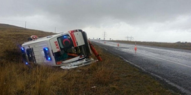 Sivas'ta ambulans devrildi: 3 yaral