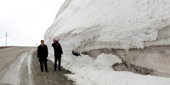 10 metrelik kar ktlesi valiyi artt