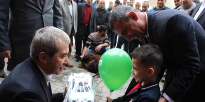DBP'li başkanın oğluna oyuncak polis arabası