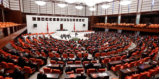 Tartışmalı 2 tasarı Meclis'ten çekildi