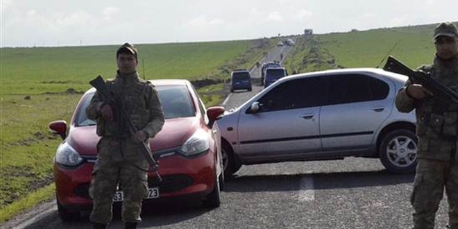 Askeri aracın geçişi sırasında patlama: 3 asker yaralı