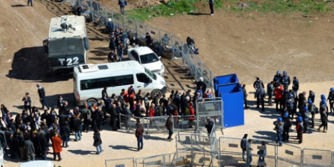 Polisler Diyarbakır Nevruz alanının kanalizasyonunda bomba aramış