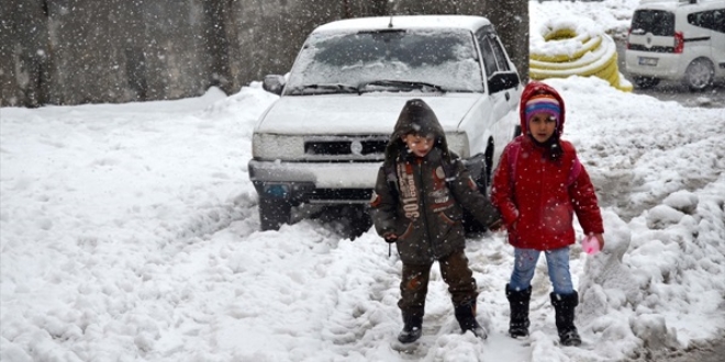 Doğu'da kar ve tipi nedeniyle 88 köy yolu ulaşıma kapandı