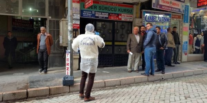 Emekli kadın öğretmeni evinde öldürüp altınlarını çaldılar