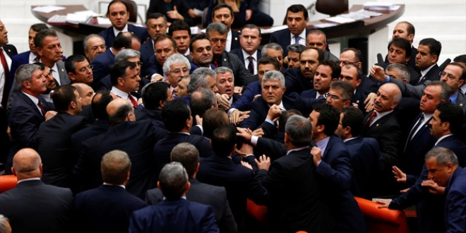 Meclis'te milletvekilleri birbirinin zerine yrd