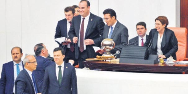 Ak Parti kendi kalesine gol attı