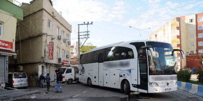 Barikat kurmak için araçları gasbediyorlar