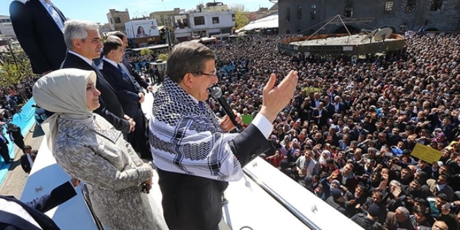 Davutoğlu Sur'da: Korkmadık, korkmayacağız