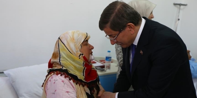 Davutoğlu yaralanan polis ve vatandaşları ziyaret etti