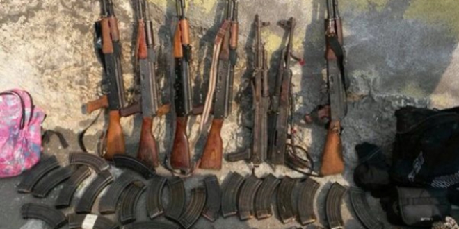 Yüksekova'da evlerde silah ve mühimmat ele geçirildi