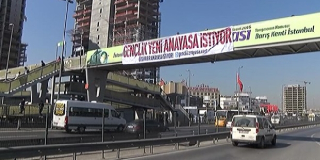 'Genlik Yeni Anayasa stiyor' afilerinin srr zld