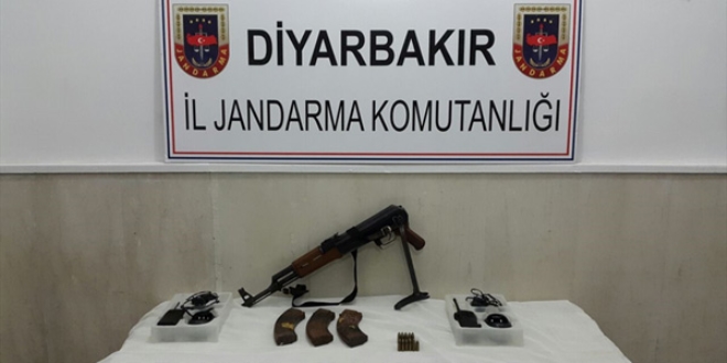 Diyarbakr'da tuzakl bidonlarda silah ele geirildi
