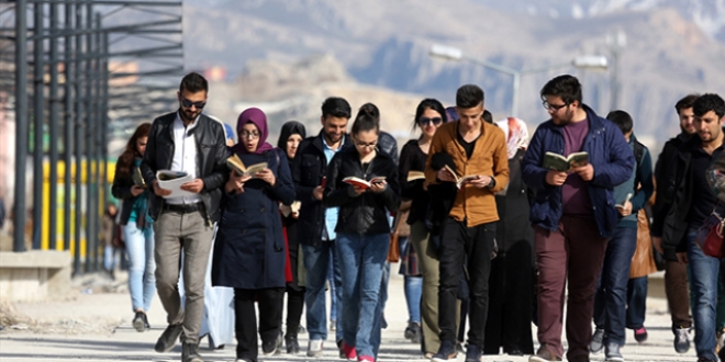 Öğrenciler kitap okumaya dikkati çekmek için yürüdü