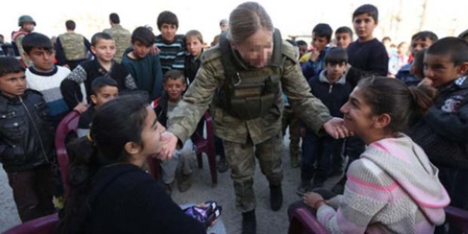 Hakkari'de kadın subay çocuklara moral verdi