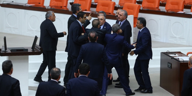 Milletvekilleri birbirlerinin üzerine yürüdü