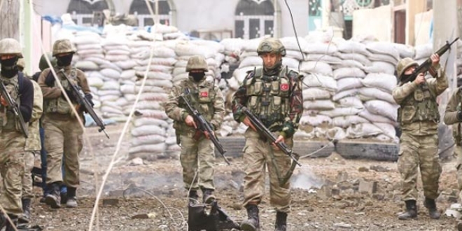 Yüksekova'da bina çöktü, 3 asker yaralandı