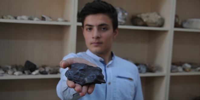 Bulduğu meteor taşını satıp okuluna müze yaptırmak istiyor