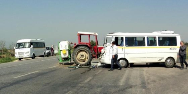 Traktör ile öğrenci servisi çarpıştı: 24 yaralı