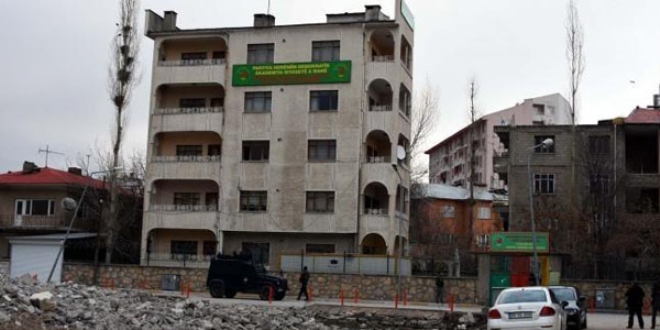 Van'da DBP binasına ve öğrenci derneğine polis baskını