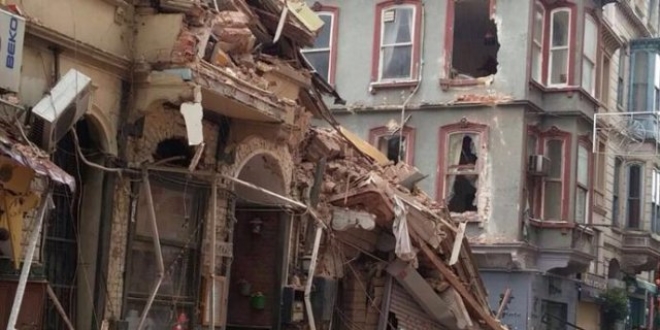 Beyoğlu'nda metruk bina çöktü