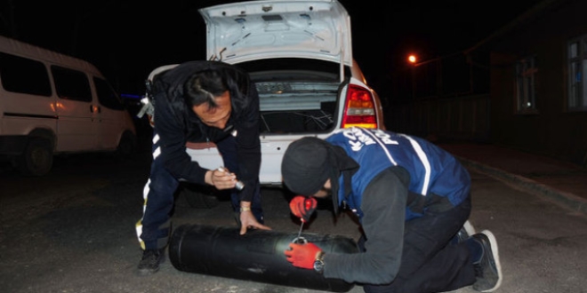 Otomobilin LPG tankından çıkanlar hayrete düşürdü
