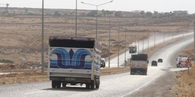 PKK'lılar Şırnak-Mardin karayolunda 3 TIR'ı yaktı
