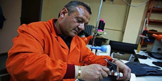 Cezaevi atölyesinde moda ayakkabılar üretiliyor