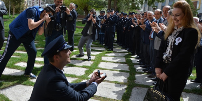 Polis memurundan sevdiği kıza törende evlenme teklifi