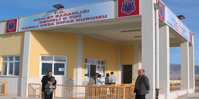 Denizli'de mahkumlar yatakları ateşe verdi