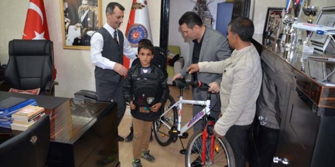 Emniyet müdüründen boyacı çocuğa ödül
